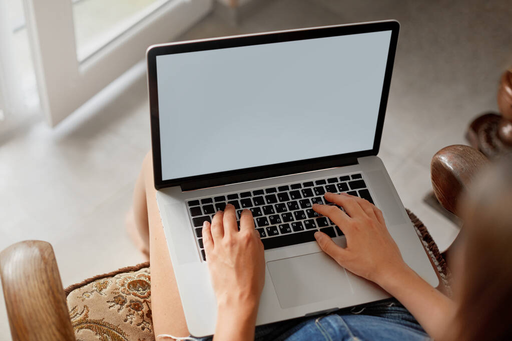 Femme travaillant sur un ordinateur portable en ligne à la maison. Femme utilisant un ordinateur portable pour la recherche sur le Web, des informations de navigation. Enseignement à distance. Indépendante
  - Photo, image