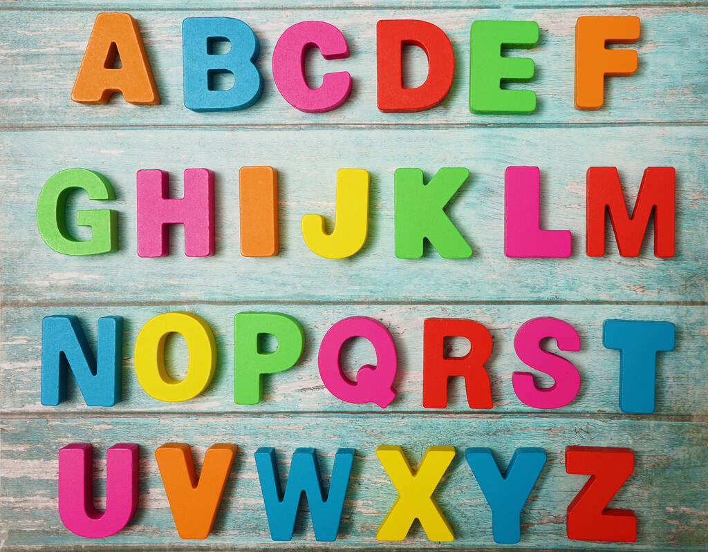 Letras de madera del alfabeto inglés, vista superior
 - Foto, imagen