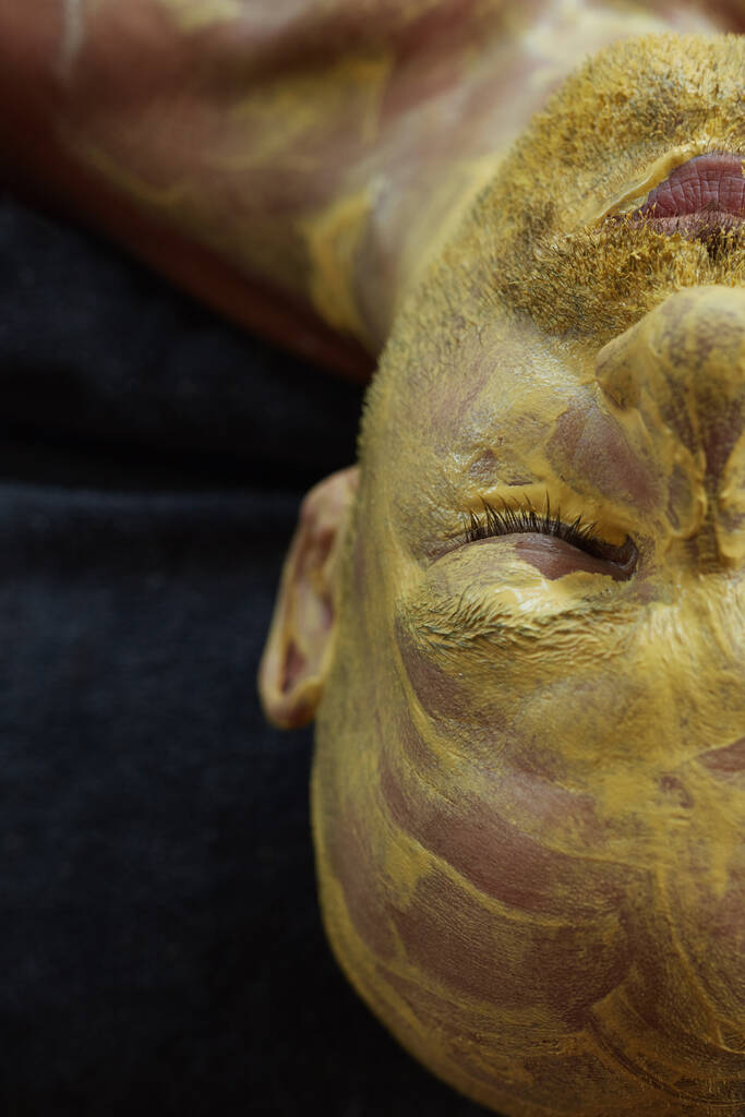 Maschera Viso Spa. Trattamento di bellezza per la cura della pelle. Uomo rilassato sulla procedura facciale naturale fango cosmetico
. - Foto, immagini