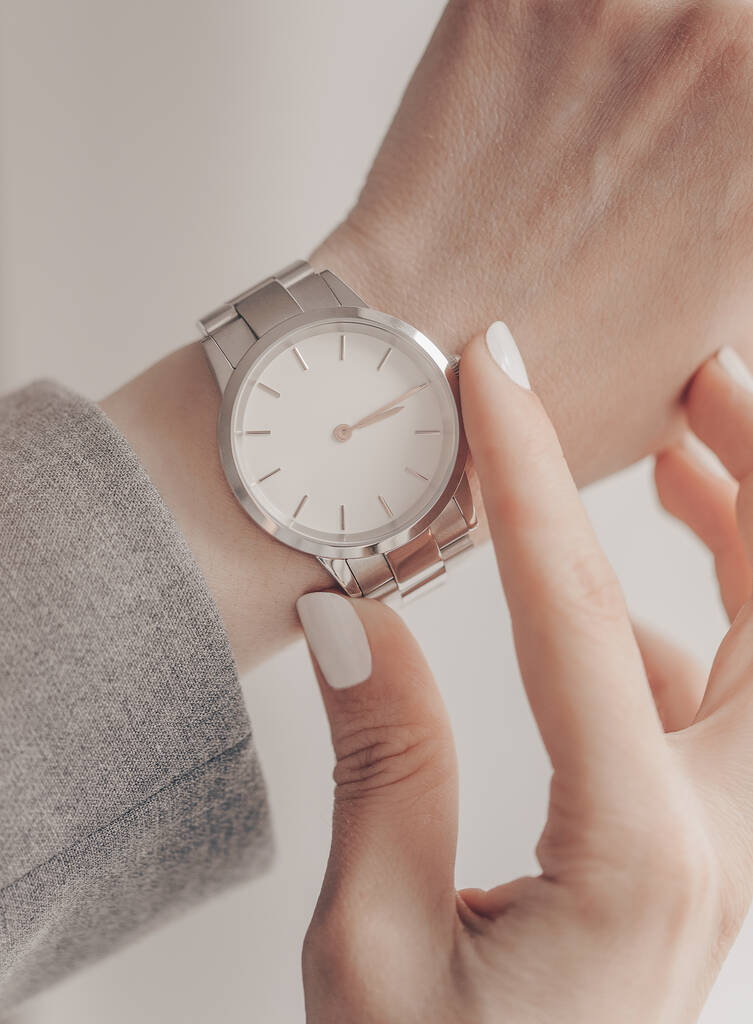 Elegante reloj blanco en la mano de mujer
 - Foto, Imagen