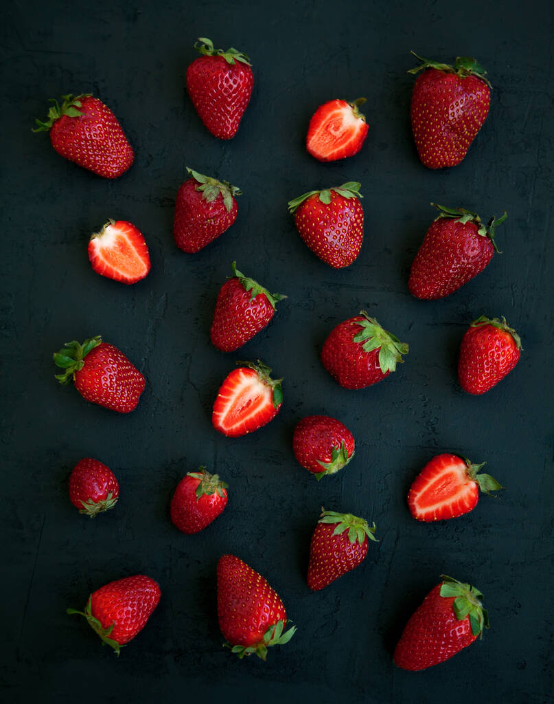 Frische rote Erdbeeren auf schwarzem Hintergrund - Foto, Bild