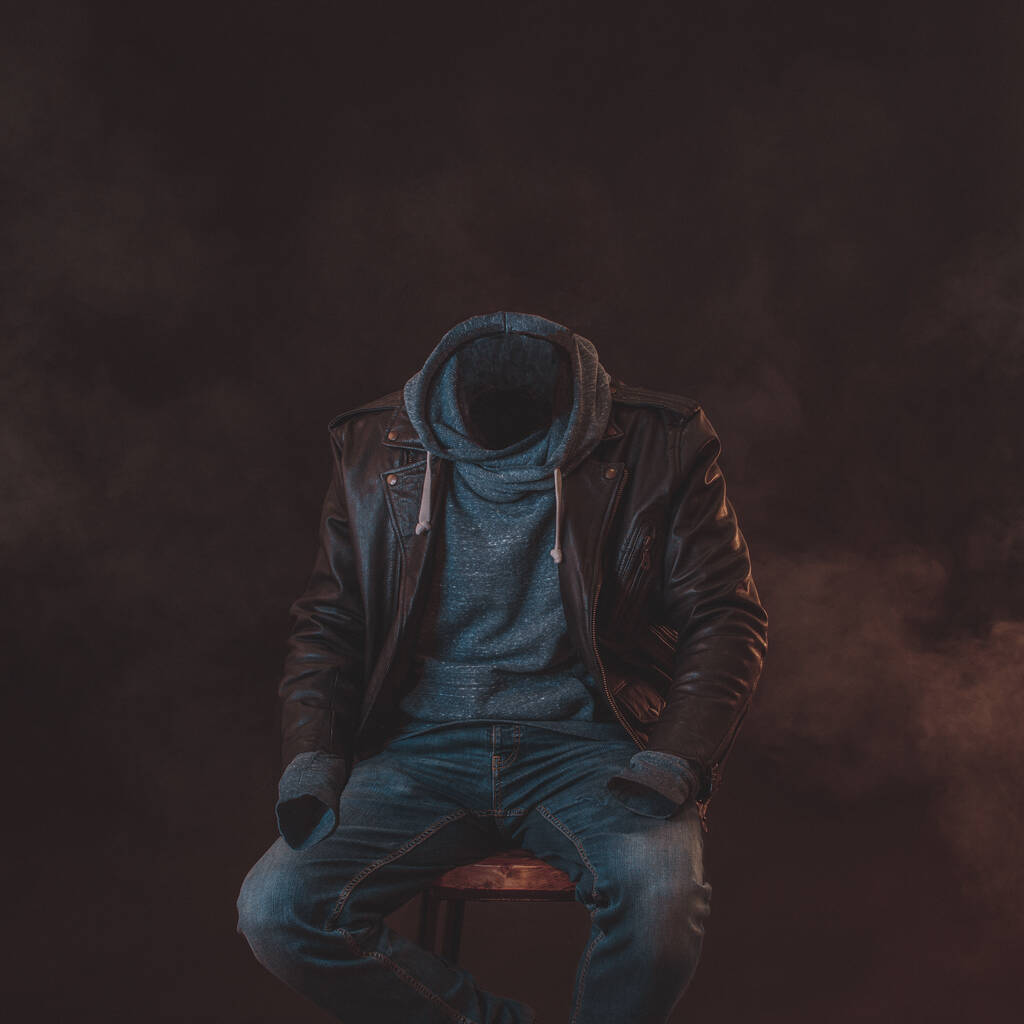  Невидимий чоловік сидить на стільці
 - Фото, зображення