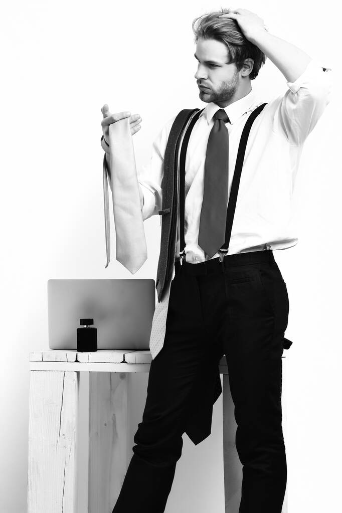 Vousatý macho muž s barevnými kravatami izolované na bílém - Fotografie, Obrázek