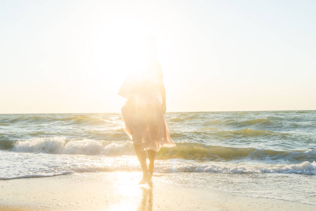 donna in mare al tramonto  - Foto, immagini