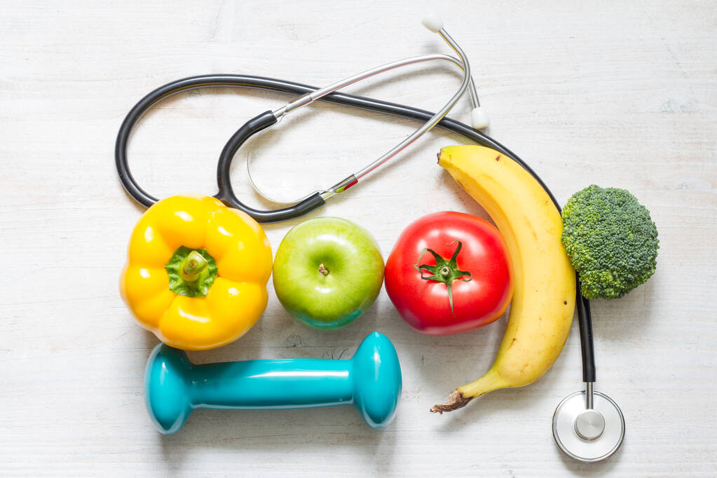Gezond eet- en sportconcept met groenten en fruit - Foto, afbeelding