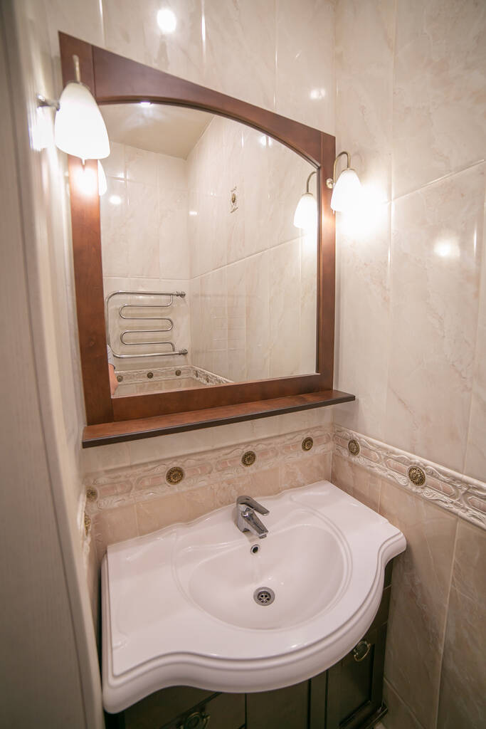 Καφέ μπάνιο συμπεριλαμβανομένων νεροχύτη και καθρέφτη - Φωτογραφία, εικόνα