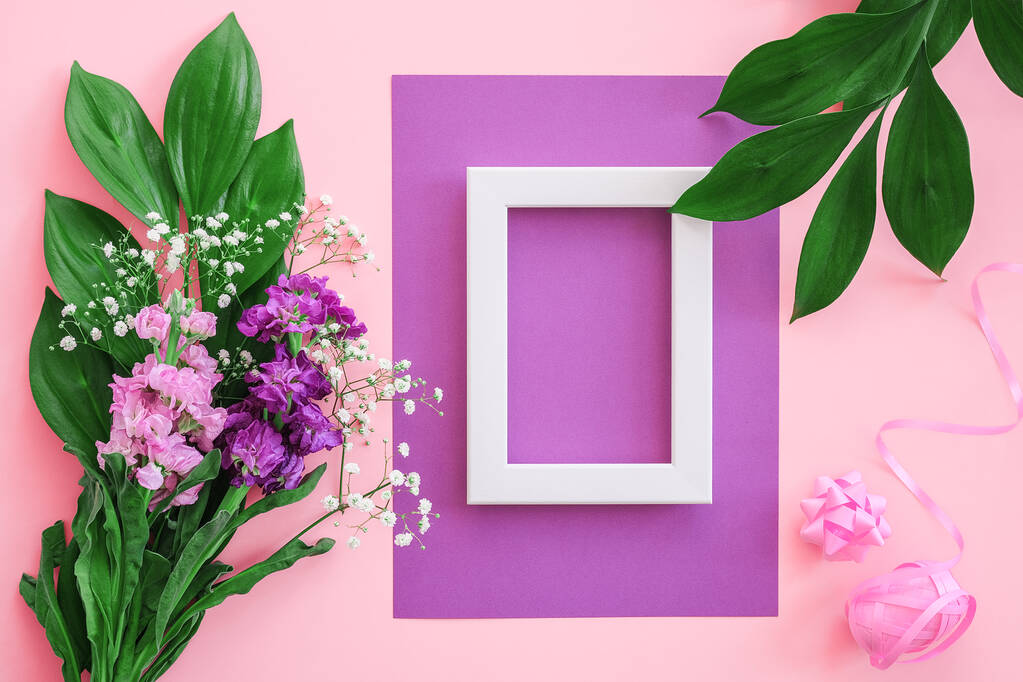 Fehér keret és csokor virágok rózsaszín lila háttér. Üdvözlőlap Flat Lay Mockup Concept Hello nyár, Anyák napja, Nőnap, Jó nap Sablon szöveg és design. - Fotó, kép