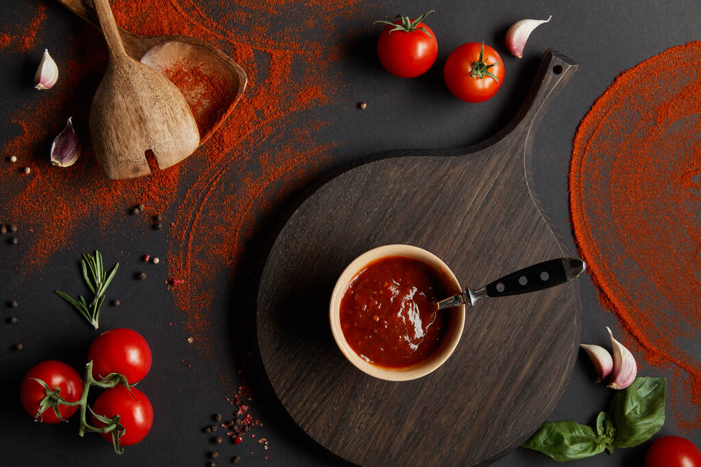 トマトとハーブを黒でまな板に盛ったトマトペーストの上からの眺め ロイヤリティフリー写真 画像素材