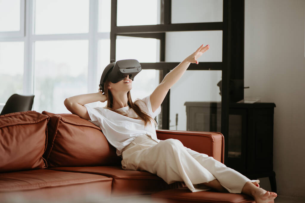 vrouw aanraken iets met behulp van virtual reality headset bril . - Foto, afbeelding
