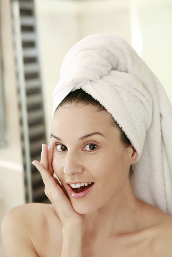Žena s ručníkem zabalené vlasy ukazující šokující výraz - Fotografie, Obrázek