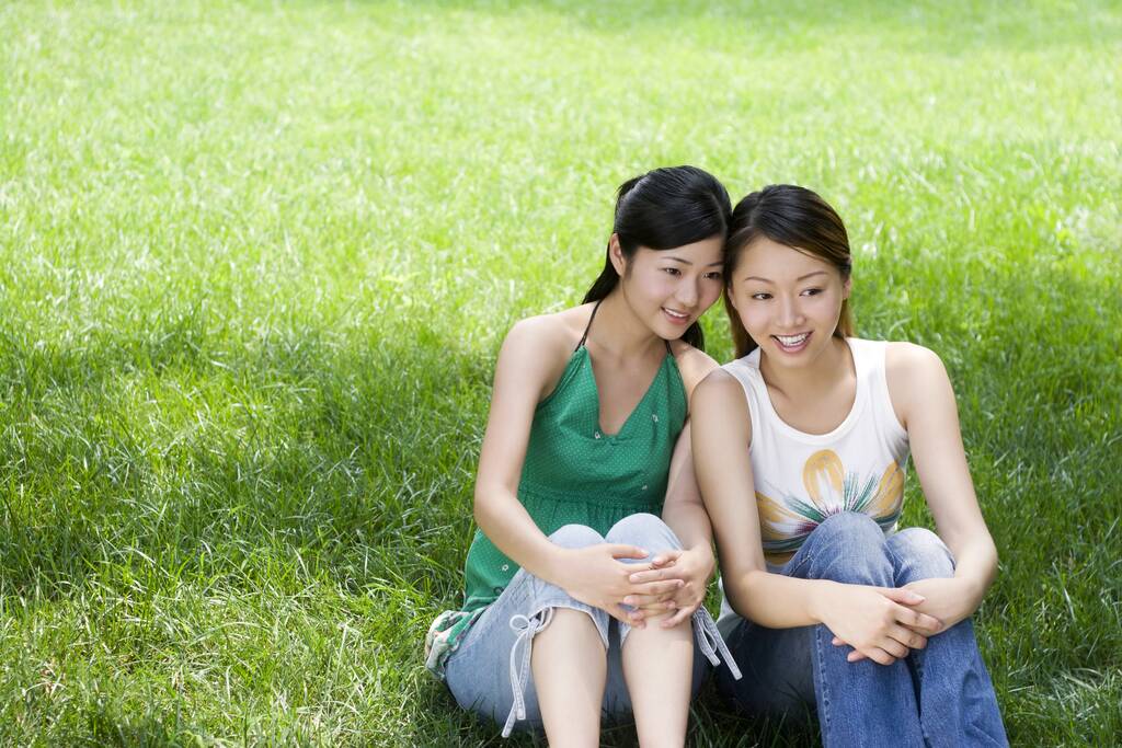 Két fiatal nő pózol a parkban. - Fotó, kép