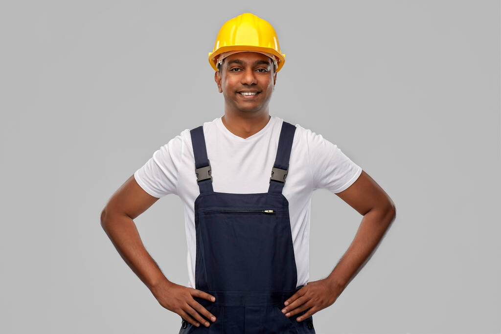 szczęśliwy uśmiechnięty hinduski pracownik lub budowniczy w kasku - Zdjęcie, obraz