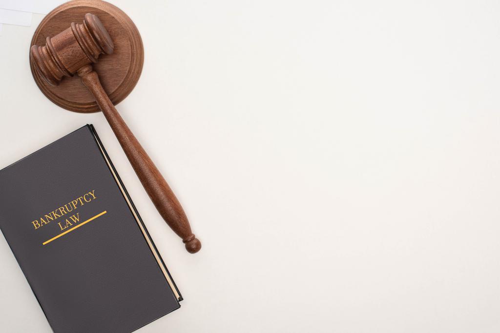 İflas hukuku kitabının en üst görüntüsü ve beyaz arka planda tokmak - Fotoğraf, Görsel