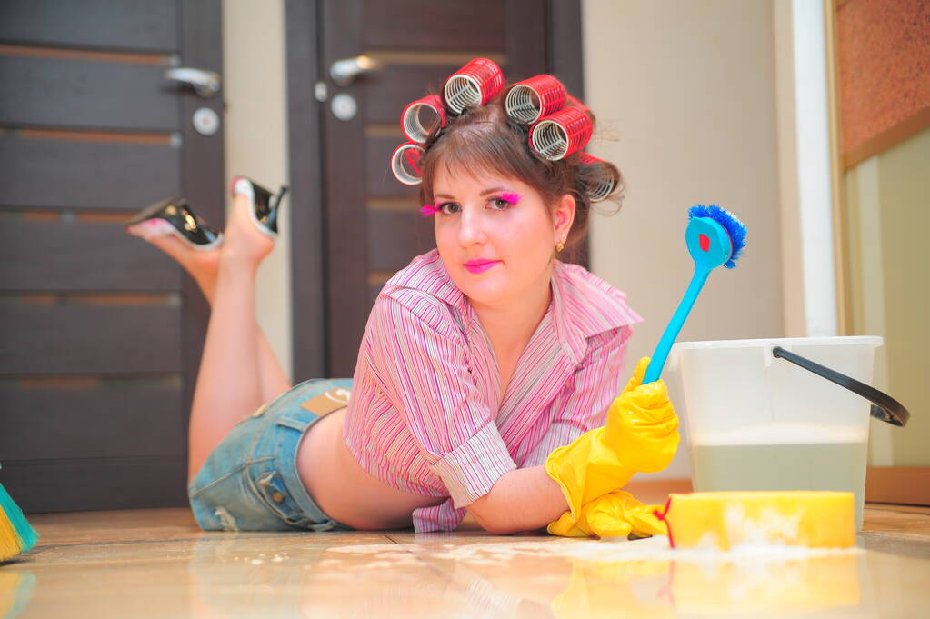 домогосподарка в керлінгах миє підлогу, стоячи на колінах, сексуальна
 - Фото, зображення