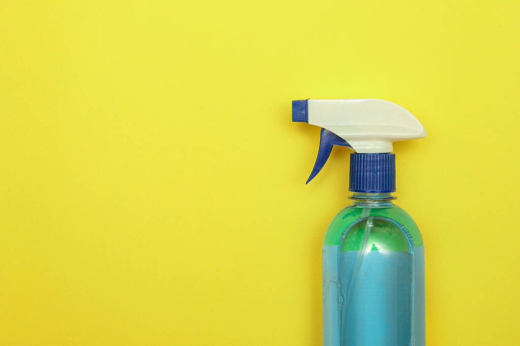 Disinfezione. Detergente in bottiglia su fondo giallo. Mezzi per lavare finestre. Piatto. Spazio per testo
 - Foto, immagini
