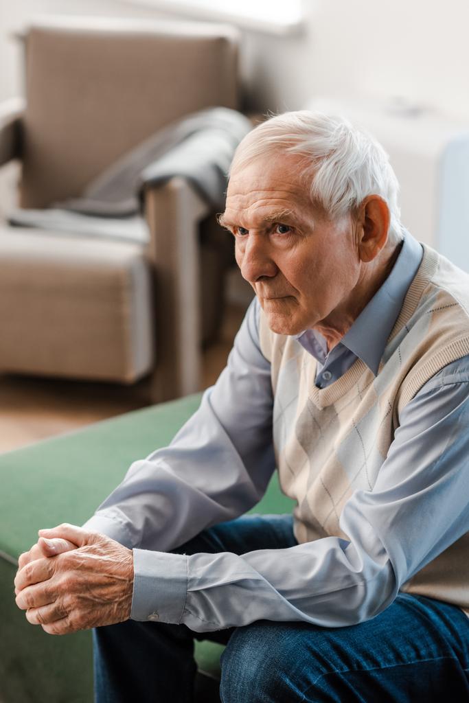 yksinäinen iäkäs mies istuu sohvalla karanteenin aikana - Valokuva, kuva