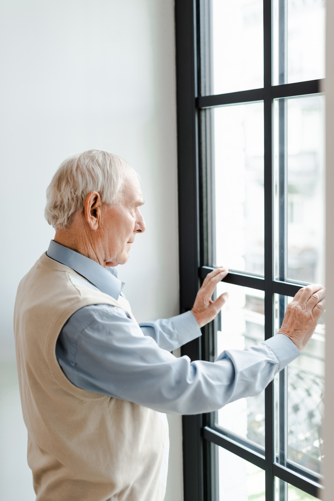 bouleversé homme âgé regardant par la fenêtre pendant la quarantaine
 - Photo, image