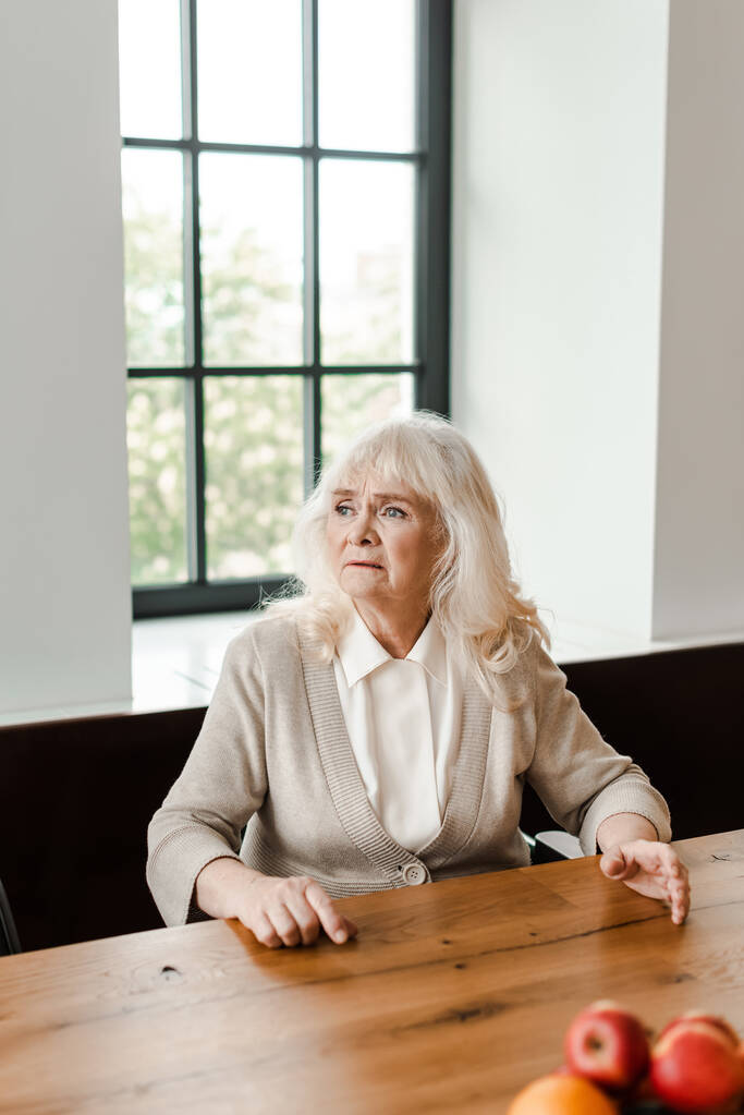 surullinen iäkäs nainen istuu kotona aikana itsensä eristäminen - Valokuva, kuva