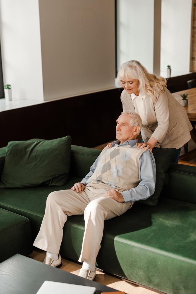 Seniorenpaar massiert und chillt zu Hause in Quarantäne - Foto, Bild