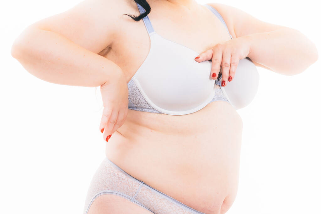 Плюс розмір жінки живіт жиру в нижній білизні. надмірна вага зрілої жінки в нижній білизні, ізольовані на білому
. - Фото, зображення