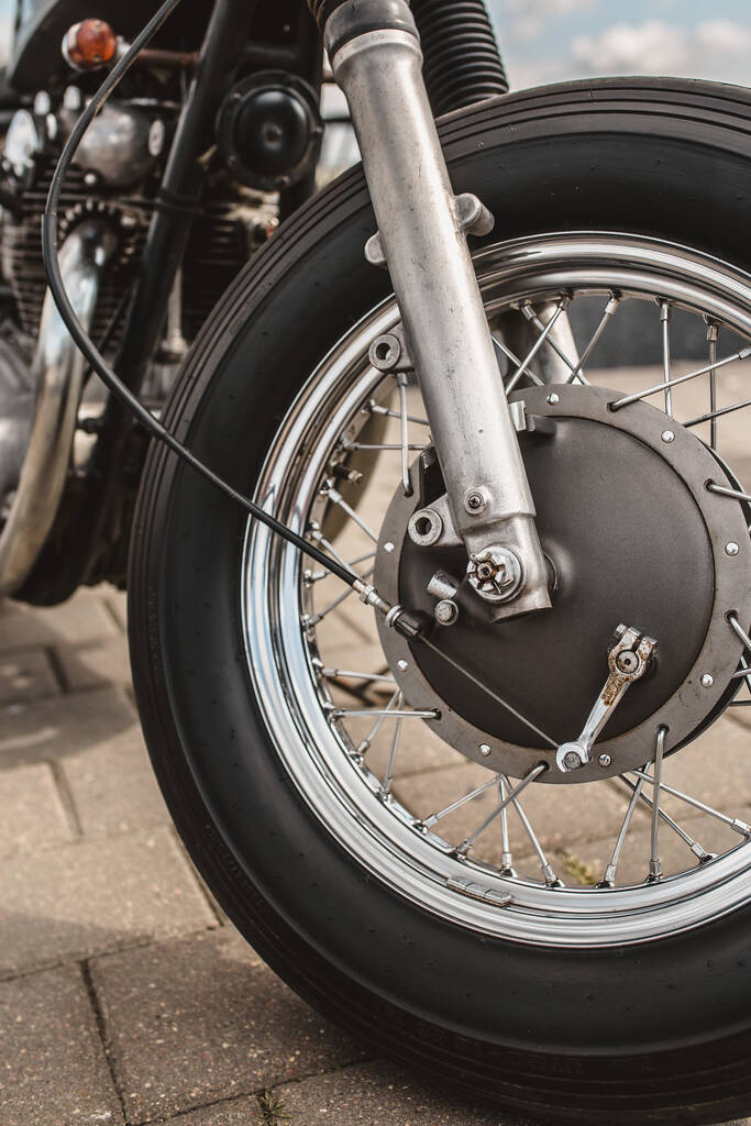 Close-up motorfiets voorwiel met trommelrem - Foto, afbeelding
