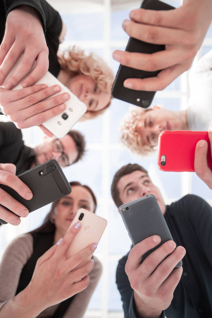Een groep zakenmannen heeft smartphones. onderaanzicht - Foto, afbeelding