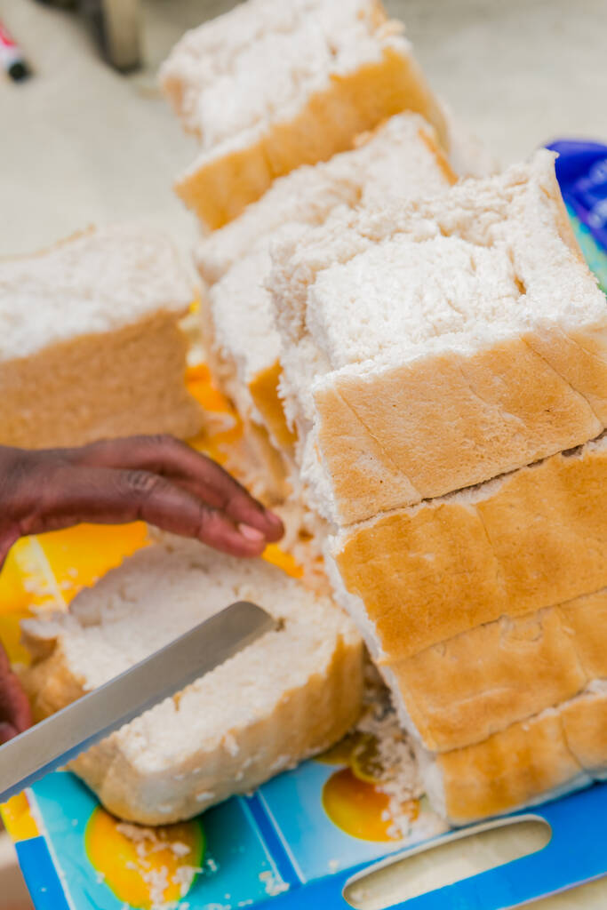 Soweto, Südafrika - 17. September 2017: Diverse afrikanische Anbieter kochen und servieren auf dem Outdoor-Festival verschiedene Streetfood-Produkte auf Brotbasis - Foto, Bild