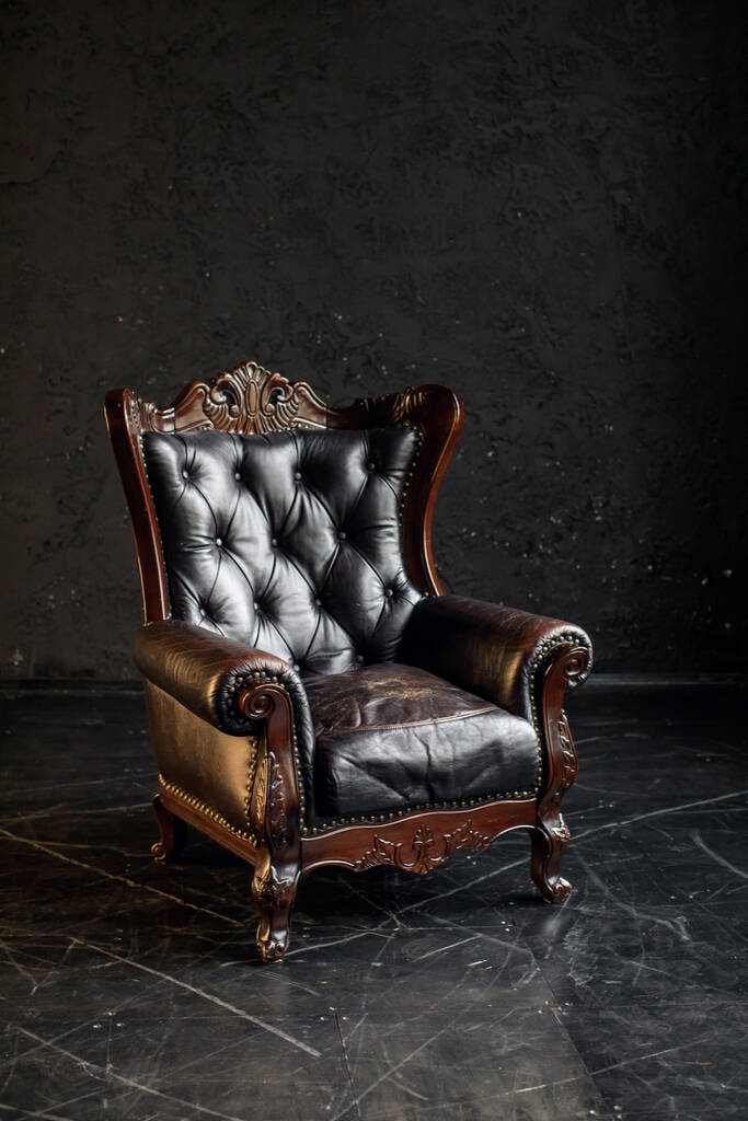 ブラックルームでブラック本革クラシックスタイルのソファ。モダンなインテリア。ロフト - 写真・画像