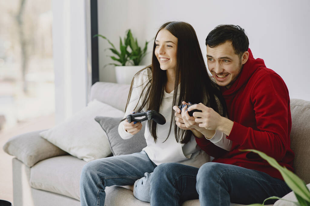Casal em casa jogando em um jogo de vídeo
 - Foto, Imagem