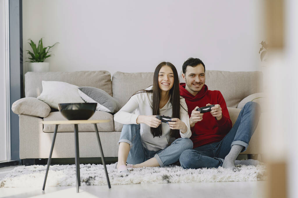 Ζευγάρι στο σπίτι παίζει σε βιντεοπαιχνίδια - Φωτογραφία, εικόνα