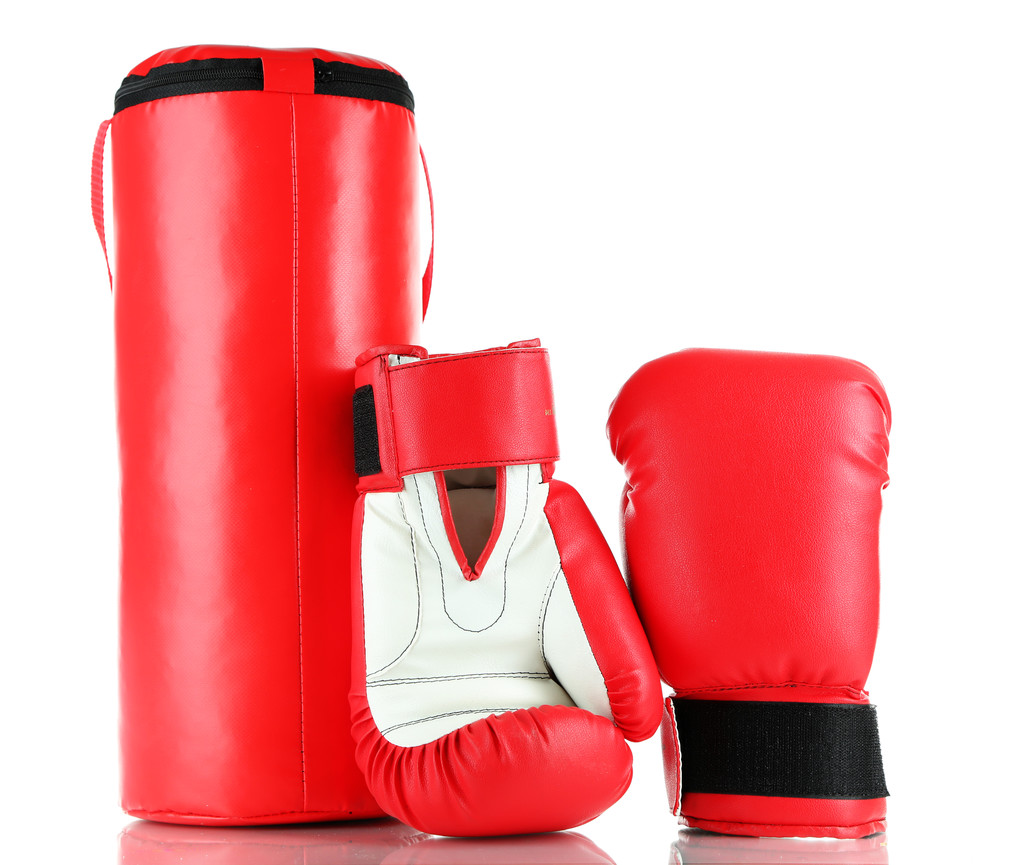 Guantes de boxeo y saco de boxeo, aislados en blanco
 - Foto, Imagen