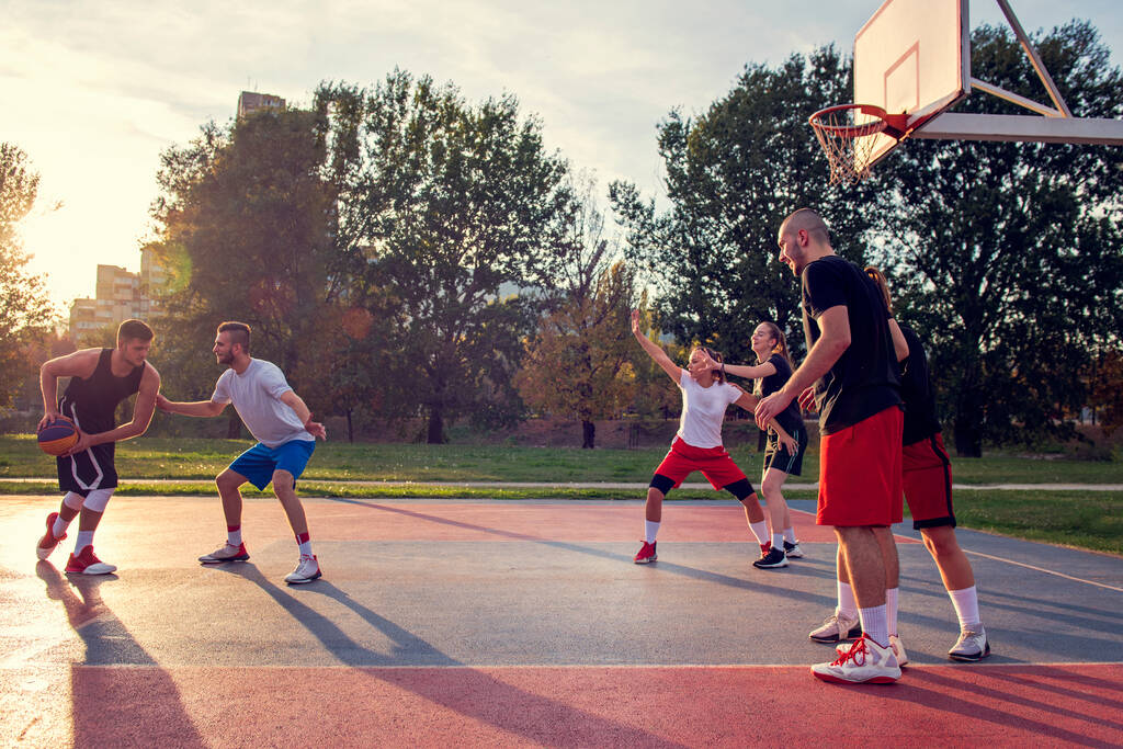 Gruppe junger Freunde spielt Basketballspiel - Foto, Bild