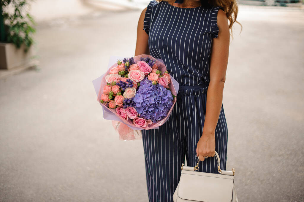 wspaniały bukiet różowych róż i fioletowy hortensji w ręce dziewcząt - Zdjęcie, obraz