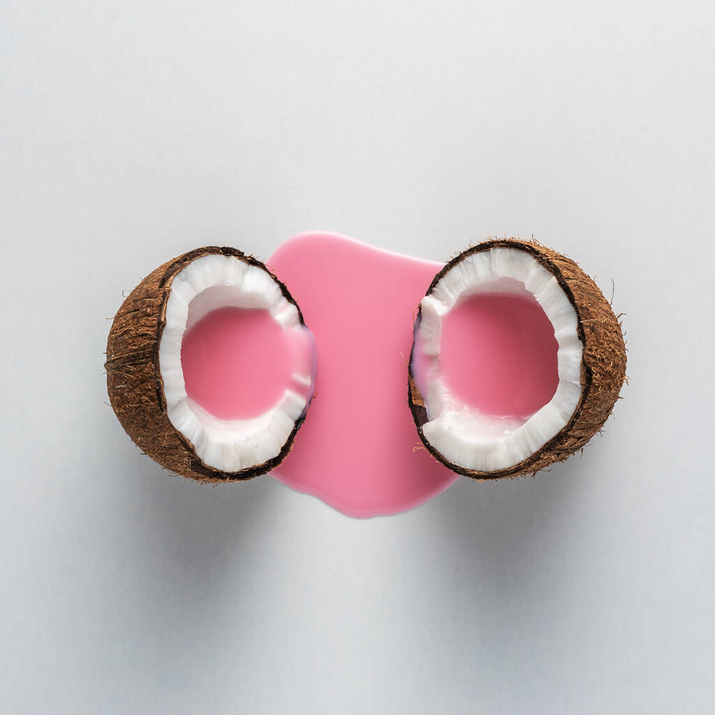 Креативная компоновка из кокоса пополам с розовым молоком. Минимальная концепция питания
. - Фото, изображение