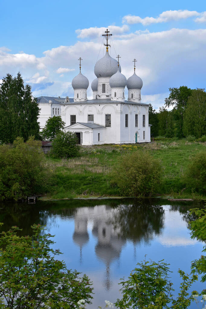 White church reflects in the lake. Summer day in Belozersk, Russia - Photo, Image