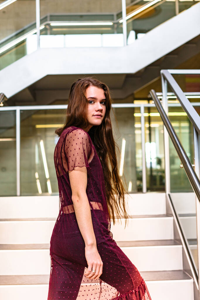 Nuori seksikäs nainen läpinäkyvä mekko portaissa
 - Valokuva, kuva