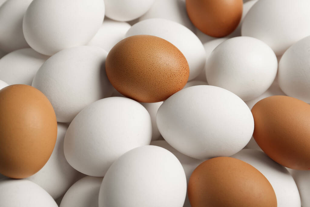 Świeże surowe jaja kurze jako tło, zbliżenie - Zdjęcie, obraz