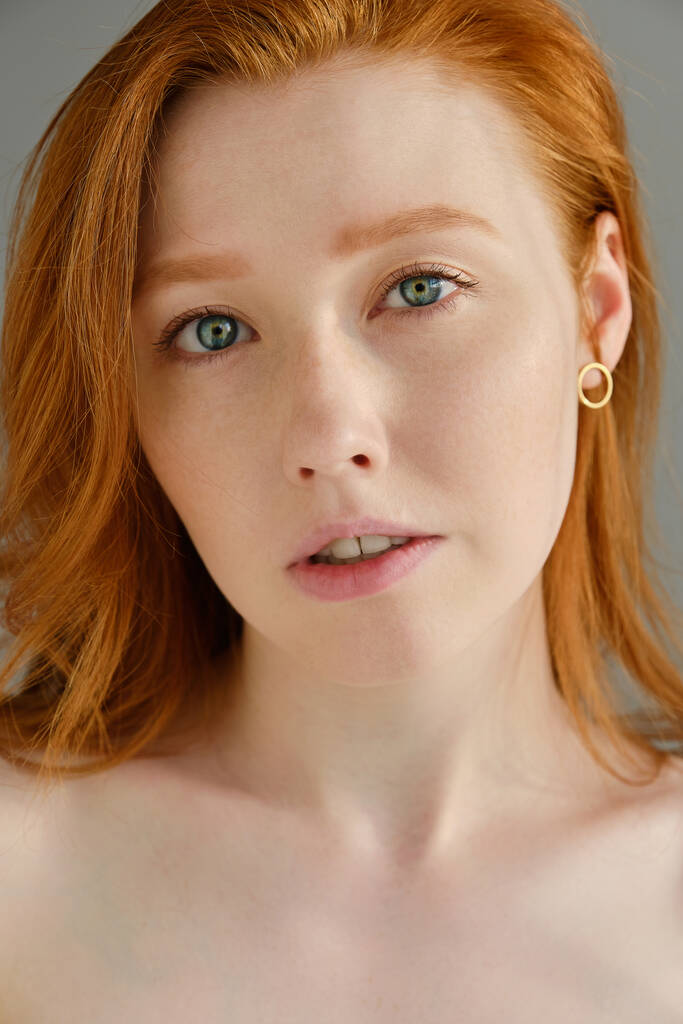 Un ritratto ravvicinato di una ragazza dai capelli rossi con gli occhi azzurri alla luce del sole
. - Foto, immagini
