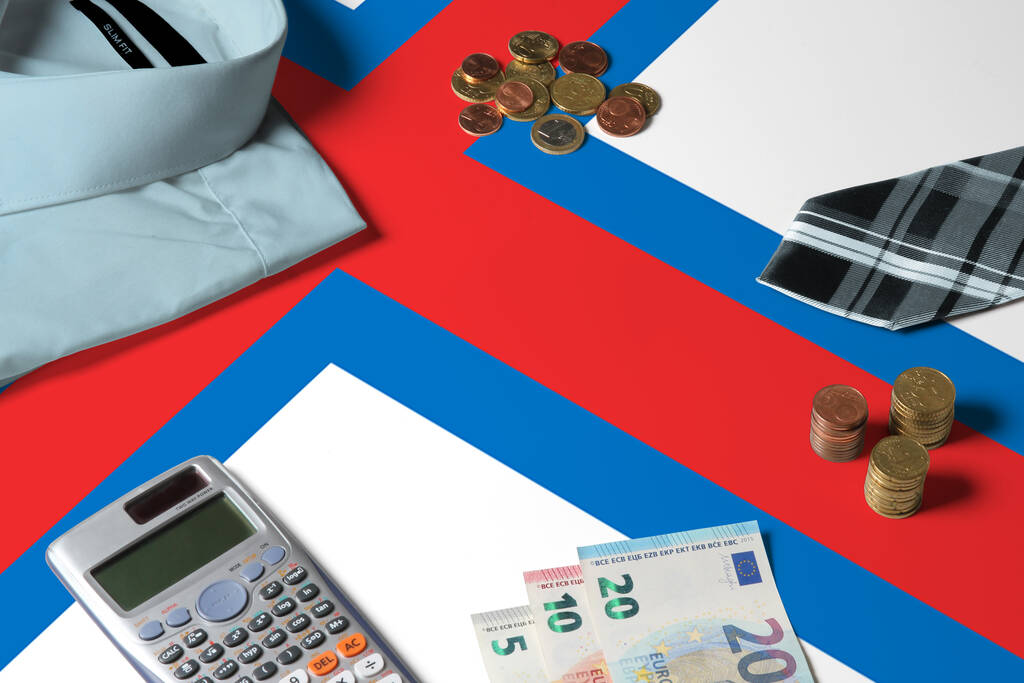 Faerské ostrovy vlajka na minimální peníze koncepce tabulky. Mince a finanční objekty na povrchu vlajky. Téma národního hospodářství. - Fotografie, Obrázek