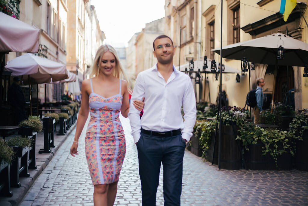Романтична туристична пара гуляє по місту розслабляючись
 - Фото, зображення