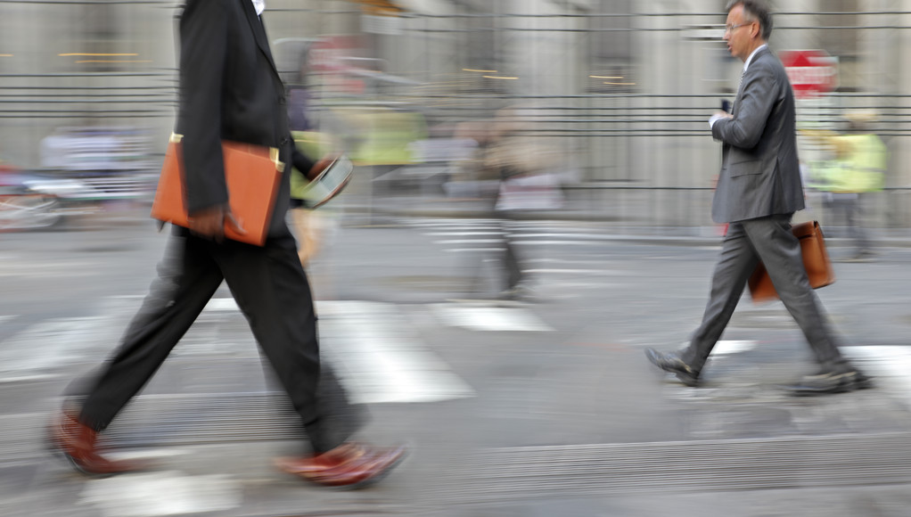 通りを歩いて動きぼやけビジネス人々 - 写真・画像