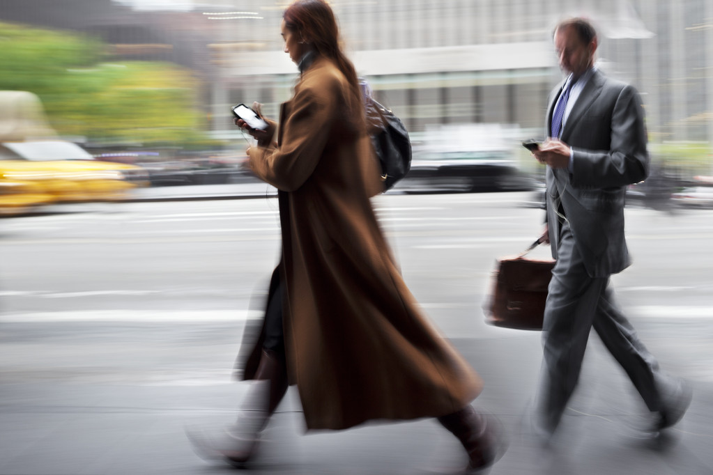 movimiento borrosa gente de negocios caminando por la calle
 - Foto, imagen