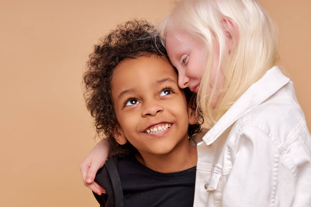 Ystävyys kahden eri kansallisuuksia edustavan lapsen välillä - Valokuva, kuva