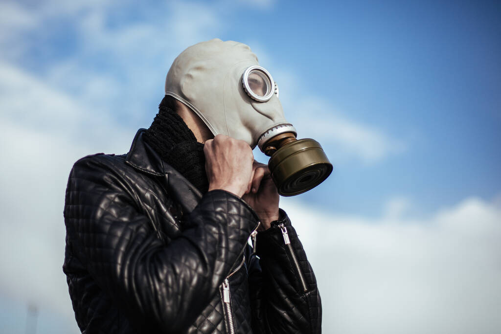 Κλείσε. περιστασιακός τύπος με μάσκα αερίου - Φωτογραφία, εικόνα