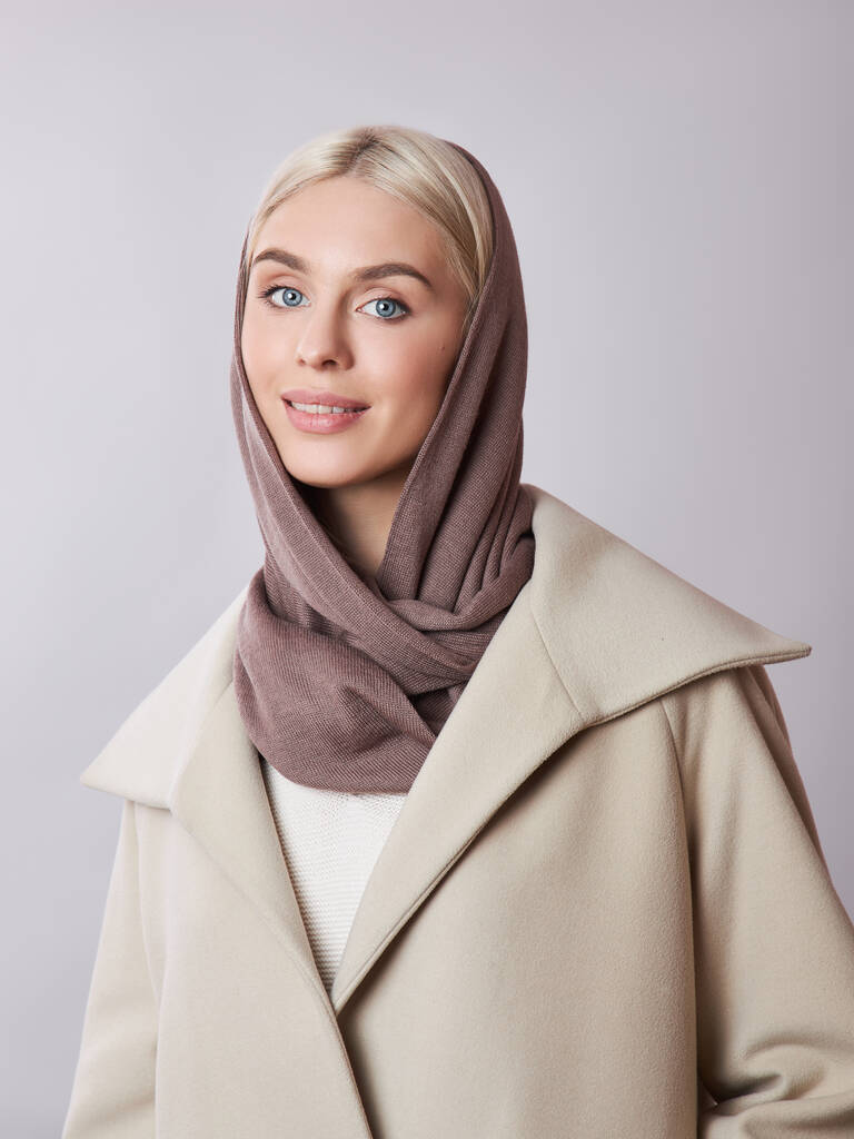 Европейская мусульманка с светлыми волосами в платке на голове. Красивая девушка в пальто с мягкой кожей, натуральная косметика
 - Фото, изображение