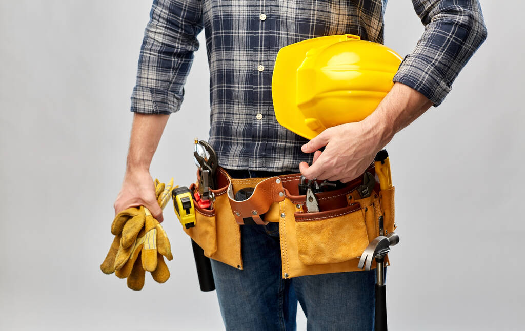 werknemer of bouwer met helm en werktuigen - Foto, afbeelding