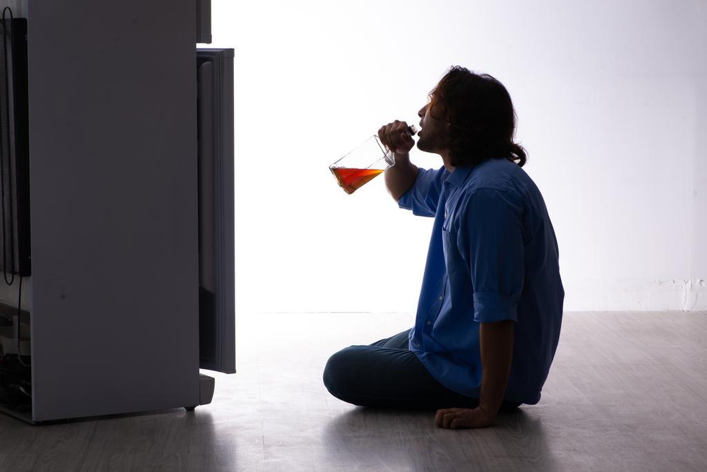 Mladý muž trpící alkoholismem - Fotografie, Obrázek