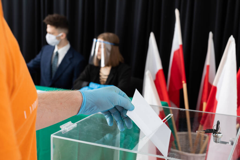 Le urne. L'elettore esprime il suo voto. Elezione del Presidente della Polonia. Votazione speciale
. - Foto, immagini