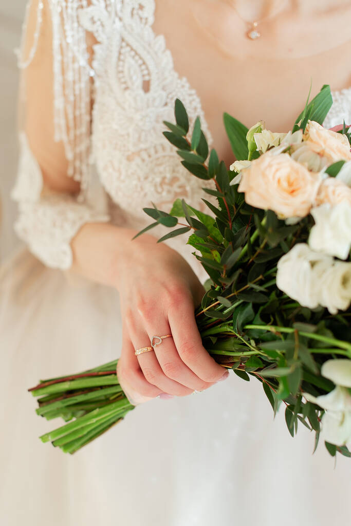 Die Hände der Braut. Die Details der Braut. Brautstrauß. Sanfte Hände der Braut.   - Foto, Bild