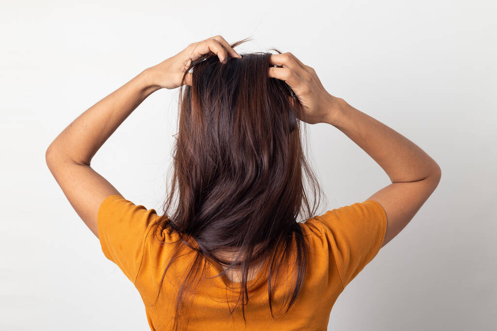 Frauen juckt die Kopfhaut juckt sein Haar und wurde massiert ihre Haare auf weißem Hintergrund, Haircare-Konzept - Foto, Bild